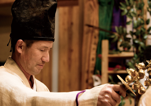 夜通し舞う、 伝統の神事 夜神楽