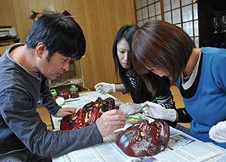 写真：神楽面の彩色体験