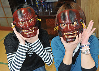 写真：神楽面の彩色体験